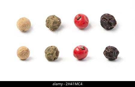 Weiße, rote und schwarze Pfefferkörner isoliert. Pfefferkorn auf weißem Hintergrund. Pfeffer-Makro. Volle Schärfentiefe. Stockfoto
