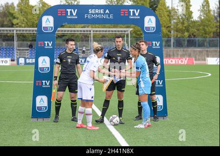 Neapel, Italien. Oktober 2021. Die beiden Kapitäne vor dem Anstoß während Napoli Femminile gegen UC Sampdoria, Italienisches Fußballspiel Serie A Frauenspiel in Neapel, Italien, Oktober 31 2021 Quelle: Independent Photo Agency/Alamy Live News Stockfoto