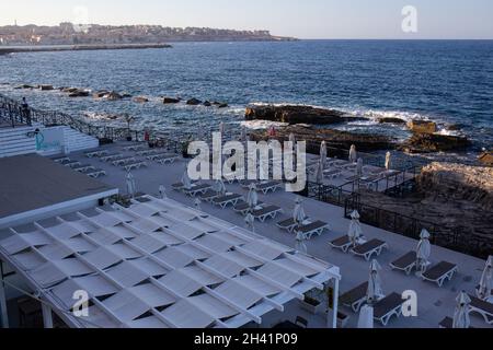 Ortigia, Syrakus, Sizilien - 20. Juli 2021: Strände auf der Insel Ortigia Stockfoto