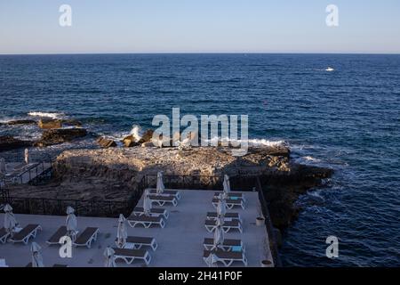 Ortigia, Syrakus, Sizilien - 20. Juli 2021: Strände auf der Insel Ortigia Stockfoto