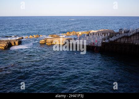 Ortigia, Syrakus, Sizilien - 20. Juli 2021: Strände auf der Insel Ortigia Stockfoto