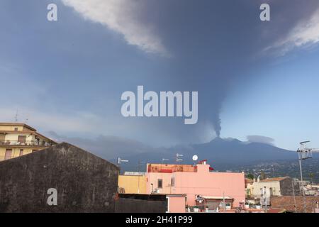 Riposto, Sizilien, Italien - 20. Juli 2021: Ätna-Ausbruch, vulkanische Rauchsäule Stockfoto