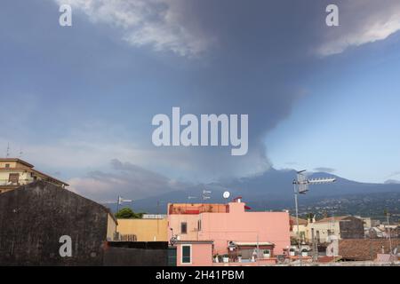 Riposto, Sizilien, Italien - 20. Juli 2021: Ätna-Ausbruch, vulkanische Rauchsäule Stockfoto