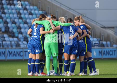 Manchester, Großbritannien. Oktober 2021. Manchester, England, 31. Oktober Chelsea huddle während des Halbfinalspiels des Vitality Womens FA Cup zwischen Manchester City und Chelsea im Academy Stadium in Manchester, England Natalie Mincher/SPP Credit: SPP Sport Press Photo. /Alamy Live News Stockfoto