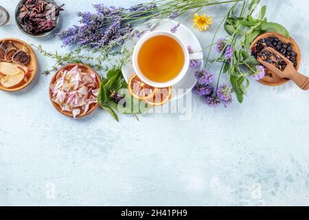 Kräutertee, Topshot mit Kopierfläche. Kräuter, Blumen und Früchte Stockfoto