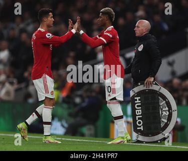 LONDON, ENGLAND - 30. OKTOBER: Cristiano Ronaldo von Manchester United wird während des Premier League-Spiels zwischen Tottenham Hotspur und Manchester United im Tottenham Hotspur Stadium am 30. Oktober 2021 in London, England, durch Marcus Rashford ersetzt. (Foto nach MB-Medien) Stockfoto