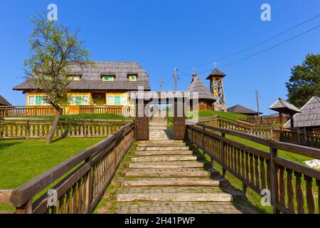 Traditionelles Dorf Drvengrad Mecavnik - Serbien Stockfoto