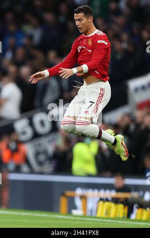 LONDON, ENGLAND - 30. OKTOBER: Cristiano Ronaldo von Manchester United kommt am 30. Oktober 2021 im Tottenham Hotspur Stadium in London, England, zum Premier League-Spiel zwischen Tottenham Hotspur und Manchester United. (Foto nach MB-Medien) Stockfoto