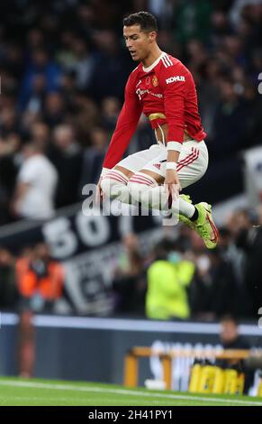 LONDON, ENGLAND - 30. OKTOBER: Cristiano Ronaldo von Manchester United kommt am 30. Oktober 2021 im Tottenham Hotspur Stadium in London, England, zum Premier League-Spiel zwischen Tottenham Hotspur und Manchester United. (Foto nach MB-Medien) Stockfoto