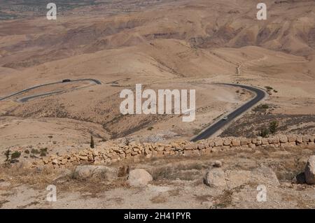 Blick vom Mount Nebo, Jordanien, Mittlerer Osten. Wenig Vegetation, trockenes Land. Es wird angenommen, dass Moses von hier aus das gelobte Land gesehen und auf dem m gestorben ist Stockfoto