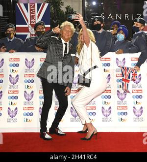Foto muss gutgeschrieben werden ©Alpha Press 079965 30 Rod Stewart und Penny Lancaster die Daily Mirror Pride of Britain Awards 2021 in London in Zusammenarbeit mit TSB werden am 4. November um 10/2021 Uhr im ITV ausgestrahlt Stockfoto