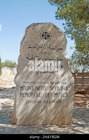 Plaque, Mount Nebo, Jordanien, Mittlerer Osten. Die Franziskanerpatres haben viel zur Schaffung dieses Denkmals für Moses beigetragen.Monument auf dem Berg . Stockfoto