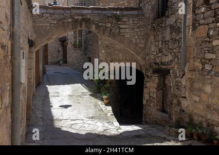 Mittelalterliche Straße mit einem Bogen in der Stadt Guimerá in Katalonien Stockfoto