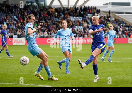 Manchester, Großbritannien. Oktober 2021. Bethany England von Chelsea schießt während des FA-Cup-Spiels der Frauen im Academy Stadium in Manchester. Bildnachweis sollte lauten: Andrew Yates/Sportimage Kredit: Sportimage/Alamy Live News Stockfoto