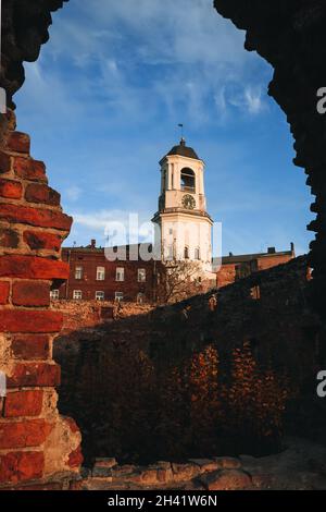 Blick auf den Uhrenturm von den Ruinen der Alten Kathedrale in der Stadt Vyborg, Region Leningrad im Herbst. Stockfoto