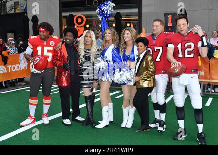 Craig Melvin als Patrick Mahomes, Al Roker, als Weeknd, Hoda Kotb als Carrie Underwood, Savannah Guthrie und Jenna Bush Hager als Dallas Cowboys jubeln Stockfoto