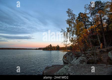 Im Park Monrepo (Mon Repos). Herbstlandschaft. Vyborg. Stockfoto