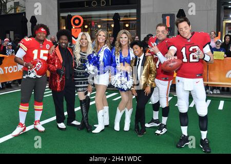 Craig Melvin als Patrick Mahomes, Al Roker, als Weeknd, Hoda Kotb als Carrie Underwood, Savannah Guthrie und Jenna Bush Hager als Dallas Cowboys jubeln Stockfoto