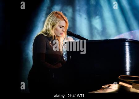 29. Oktober 2021, Toronto, Ontario, Kanada: Die französische kanadische Sängerin Beatrice Martin aka Coeur de Pirate spielte eine ausverkaufte Show in der Danforth Music Hall in Toronto. Im Bild: Beatrice Martin (Bild: © Angel Marchini/ZUMA Press Wire) Stockfoto