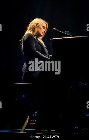 29. Oktober 2021, Toronto, Ontario, Kanada: Die französische kanadische Sängerin Beatrice Martin aka Coeur de Pirate spielte eine ausverkaufte Show in der Danforth Music Hall in Toronto. Im Bild: Beatrice Martin (Bild: © Angel Marchini/ZUMA Press Wire) Stockfoto