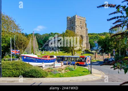 All Saint's Church, Hastings Old Town und das alte pensionierte Cyril & Lilian Lifeboat an der Ecke Harold Road und High Street, East Sussex, Großbritannien. Stockfoto