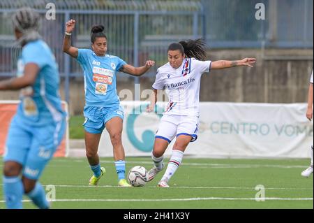 Neapel, Italien. Oktober 2021. Ana Lucia Martinez (20) Sampdoria Women - Jaimes Soledad (99) Napoli Femminile kontrolliert den Ball während des Spiels Napoli Femminile vs UC Sampdoria, Italienischer Fußball Serie A Frauen in Neapel, Italien, Oktober 31 2021 Quelle: Independent Photo Agency/Alamy Live News Stockfoto