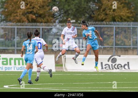 Neapel, Italien. Oktober 2021. Jaimes Soledad (99) Napoli Femminile - Giorgia Spinelli (5) Sampdoria Women führt den Ball als Kampf mit während Napoli Femminile vs UC Sampdoria, Italienischer Fußball Serie A Frauenspiel in Neapel, Italien, Oktober 31 2021 Kredit: Unabhängige Fotoagentur/Alamy Live News Stockfoto