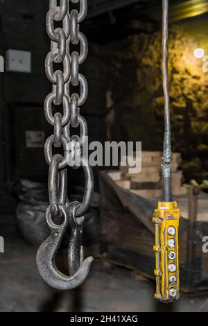 Fernbedienung altes Bedienfeld anheben industriellen Mechanismus Eisenhaken in der Werkstatt der Industrieanlage. Stockfoto