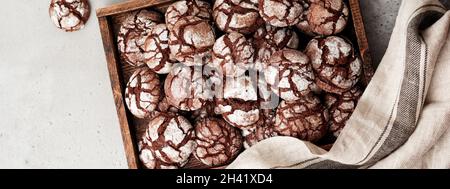 Schokoladenbrownie-Kekse in Puderzucker. Schokolade Knittert. Stockfoto