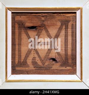 Holzschlüssel aus dem Dach des Querschiffs der alten Ermita del Rocío auf der Rocío Ausstellung.die Geschichte der Rociera Hingabe.der Ursprung, die Explosion und Andachtswachstum und die Wallfahrt von Nuestra Señora del Rocío. Stockfoto