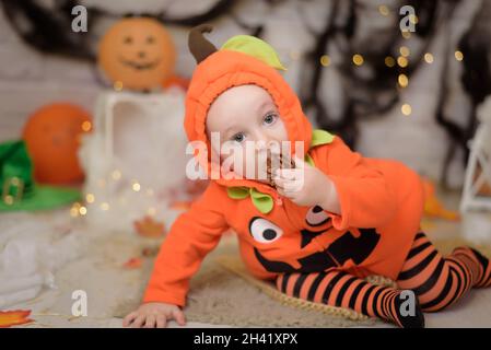 Kind als Kürbis für Halloween gekleidet Stockfoto