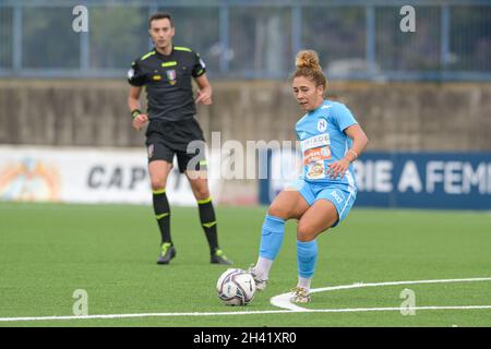 Barra-Napoli Caduti di Brema Stadium, Neapel, Italien, 31. Oktober 2021, Sara TUI (8) Napoli Femminile kontrolliert den Ball während des Spiels Napoli Femminile gegen UC Sampdoria - Italienischer Fußball Serie A Women Stockfoto