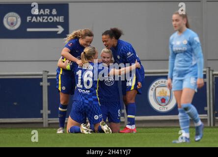 Manchester, Großbritannien. Oktober 2021. Bethany England of Chelsea Women feiert das 3. Tor mit Teamkollegen beim Halbfinale des Women's FA Cup zwischen Manchester City Women und Chelsea Women am 31. Oktober 2021 im Academy Stadium, Manchester, Großbritannien. Foto von Andy Rowland. Quelle: Prime Media Images/Alamy Live News Stockfoto