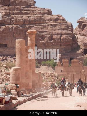 Der Kolonnadenpfad, Petra, Jordanien, Naher Osten. Menschen auf Eseln. Stockfoto