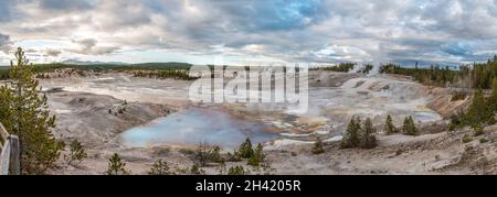 Steaming Mud Pod Area im berühmten Yellowstone National Park, USA Stockfoto