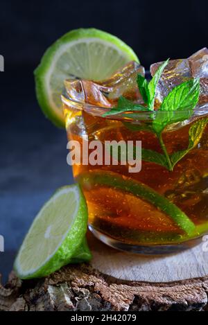 eistee mit Eis und Minze im Glasbecher mit Wassertropfen Stockfoto