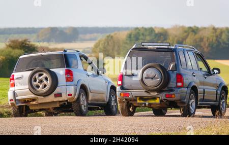 Toyota RAV4 und Suzuki Grand Vitara fahren im Gelände durch die Salisbury Plain, Wiltshire, Großbritannien Stockfoto
