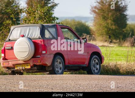 Red Suzuki Grand Vitara GV1600 Geländefahrt durch Salisbury Plain, Wiltshire, Großbritannien Stockfoto