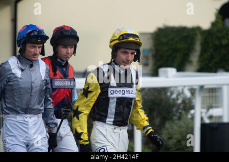 Ascot, Bergen, Großbritannien. 30. Oktober 2021. Jockeys Tom O'Brien, Kielan Woods und Rex Dingle (L bis R). Quelle: Maureen McLean/Alamy Stockfoto