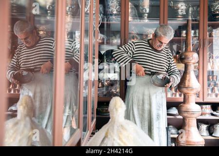 Amasya, Türkei - 10-01-2015:Kupferverarbeitungsmeister, Amasya alter Basar Stockfoto