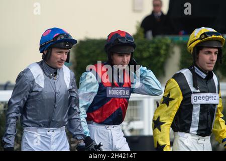 Ascot, Bergen, Großbritannien. 30. Oktober 2021. Jockeys Tom O'Brien, Kielan Woods und Rex Dingle (L bis R). Quelle: Maureen McLean/Alamy Stockfoto
