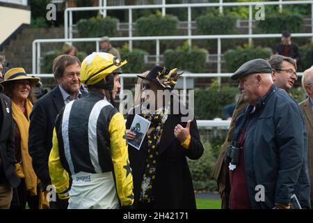 Ascot, Bergen, Großbritannien. 30. Oktober 2021. Jockey Rex Dingle trifft die Besitzer und Trainer vor dem Ascot Underwriting-Kirchturm Chase. Quelle: Maureen McLean/Alamy Stockfoto