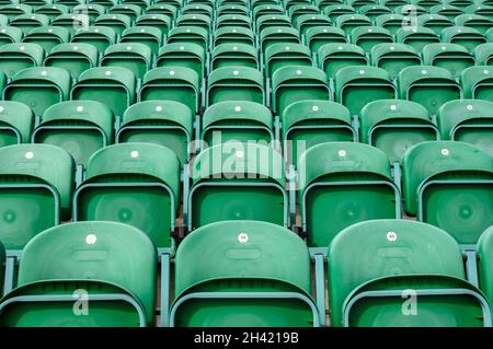 Sitzplätze im Sportstadion im Eastbourne International Lawn Tennis Center, Devonshire Park, Eastbourne, East Sussex, England, VEREINIGTES KÖNIGREICH. Stockfoto