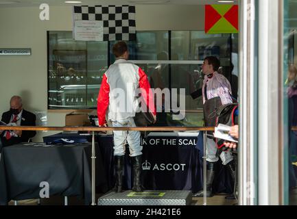 Ascot, Bergen, Großbritannien. 30. Oktober 2021. Jockeys, die vom Schuppenarbeiter gewogen werden. Quelle: Maureen McLean/Alamy Stockfoto