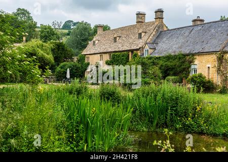 Das wunderschöne Dorf Lower Slaughter in den Cotswolds in Gloucestershire, England Stockfoto