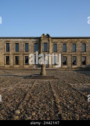 Cholmley House / Whitby Hall Bankettsaal und Nachbau Borghese Gladiator Steingarten neben den Ruinen von Whitby Abbey, North Yorkshire, England Stockfoto