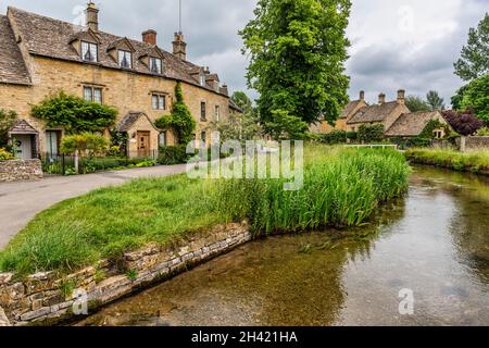 Das wunderschöne Dorf Lower Slaughter in den Cotswolds in Gloucestershire, England Stockfoto