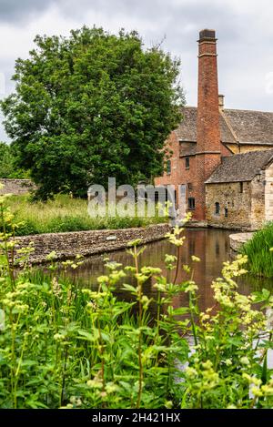 Die alte Wassermühle im schönen Dorf Lower Slaughter in den Cotswolds in Gloucestershire, England Stockfoto
