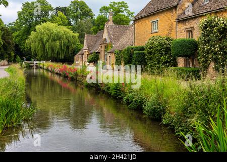 Das wunderschöne Dorf Lower Slaughter in den Cotswolds in Gloucestershire, England Stockfoto