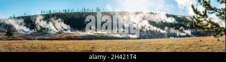 Dampfende Schlammtöpfe am frühen Morgen im Yellowstone National Park, USA Stockfoto